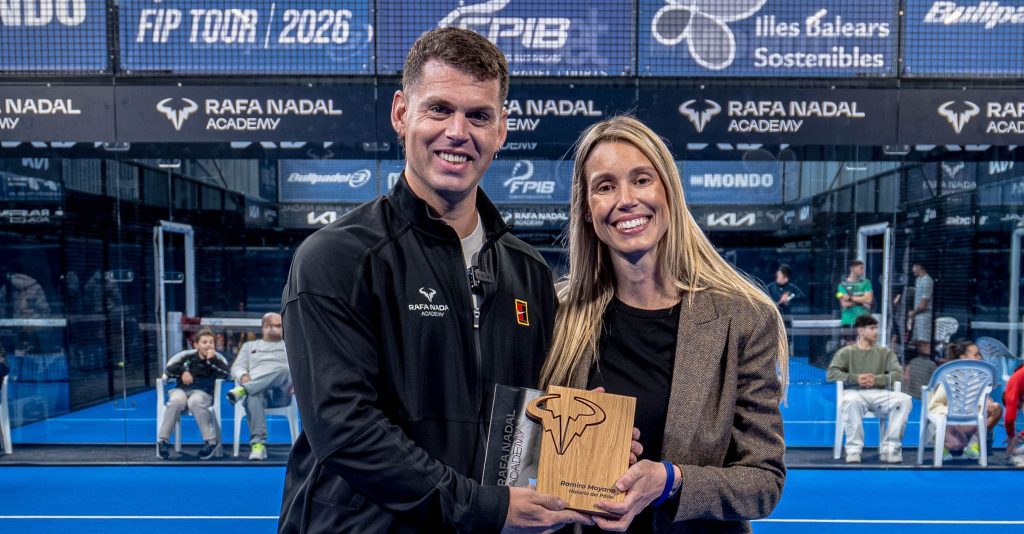 Ramiro Moyano junto a Maribel Nadal recibiendo el homenaje de la Rafa Nadal Academy