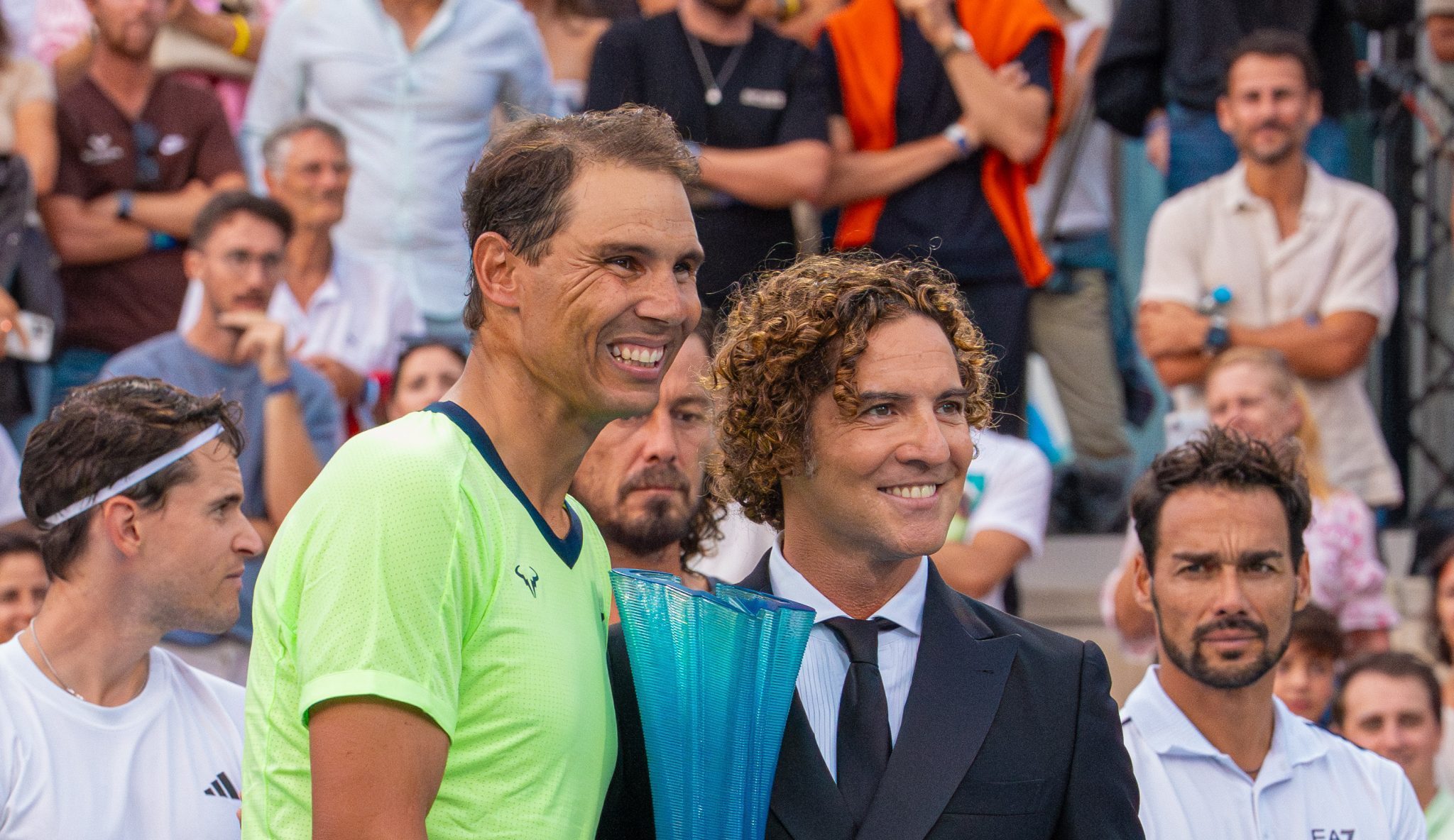 Rafa Nadal, recogiendo el trofeo del Rafa Nadal Academy Slam de manos de David Bisbal